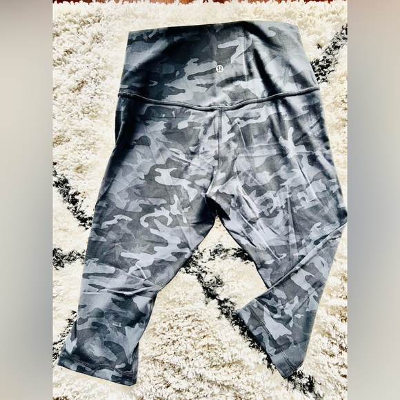 LULULEMON Knee Length Spandex Exercise/Workout Pants (Camouflage Print) (Size 8) - Picture 3 of 8
